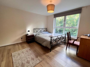 Lovely 2-Bed Serviced apartment with free parking